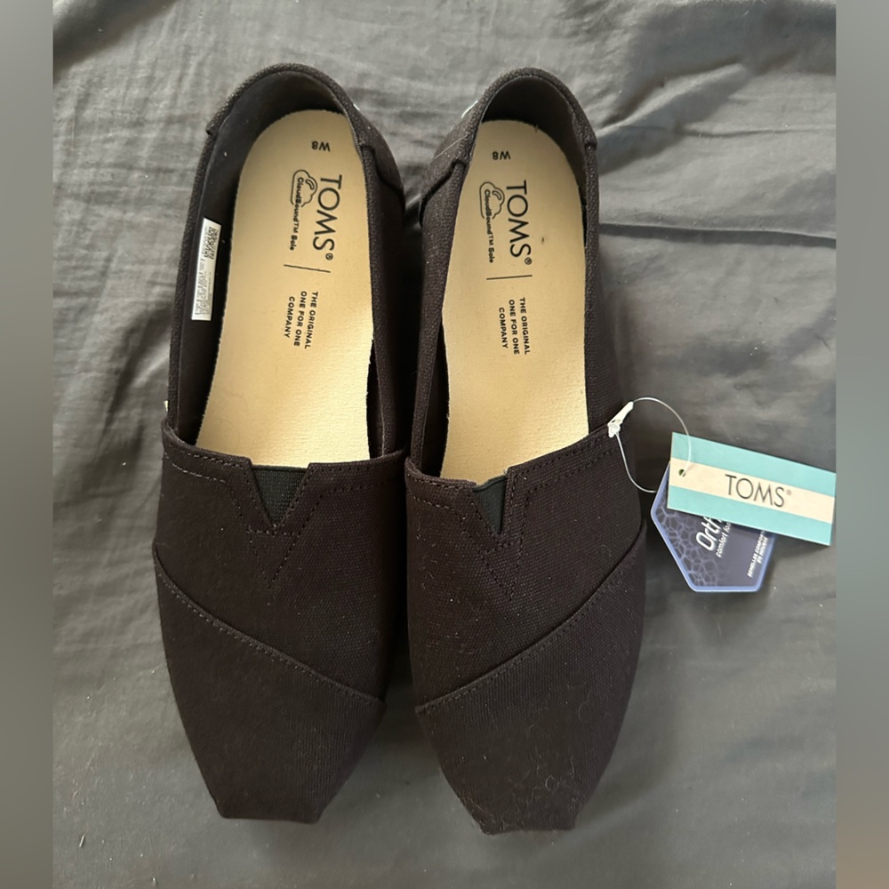 NWT Black TOMS flats